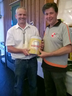 Ruedi erhält des Preis für die beste Beteiligung